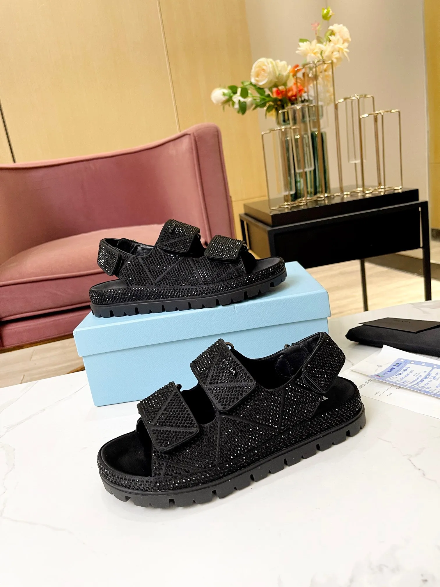 💕💕Factory direct selling price p600💕💕 𝐏𝐑𝐀𝐃𝐀 ｜𝟐𝟎𝟐3/𝐒𝐒 𝐧𝐞𝐰 High version 💯💯💯 Parda 2023/fw new series Prada triangle logo rhinestone counter [authentic grade] version‼ ️Purchase ZP customization, the highest version on the market‼ ️ The original development shoe shape is super correct ‼ ️Highest restoration shoe type ‼ ️ Very good wrapping, slimming, high-end, super comfortable ‼ ️ Upper: imported silk, lining: lambskin, customized molding with iconic logo triangle buckle, outsole: original molding + hot-drilling process + pure handmade precision production. Code number: 35-39 (40, 41, customizable and non-returnable)
